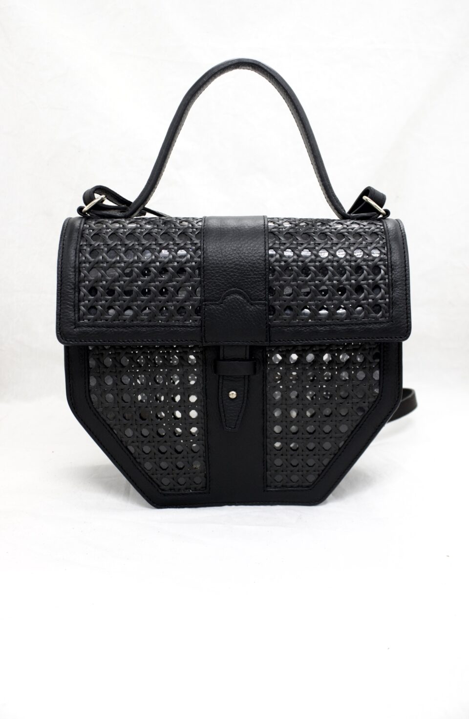 Sac à main en cannage et cuir noir sobre et élégant