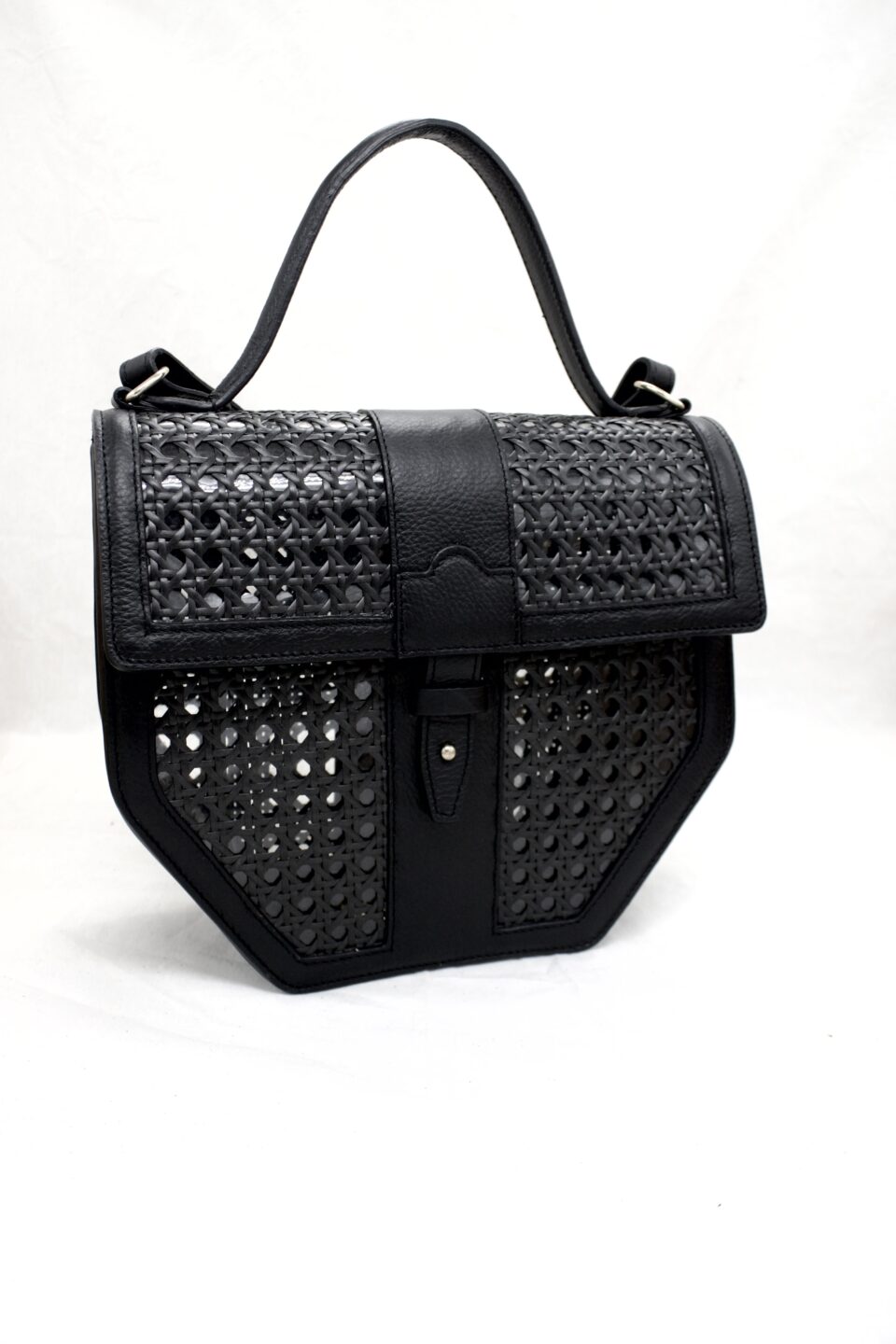 Sac à main en cannage et cuir noir sobre et élégant